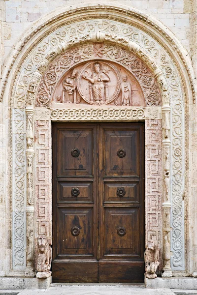 The Cathedral of San Rufino door, Assisi, Umbria, Italy — Stock Photo, Image