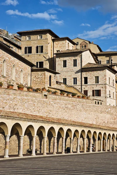 Arkaden und Häuser der Stadt Assisi, Umbrien, Italien — Stockfoto