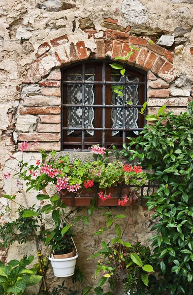 Окно старого дома, Тоскана, Италия — стоковое фото
