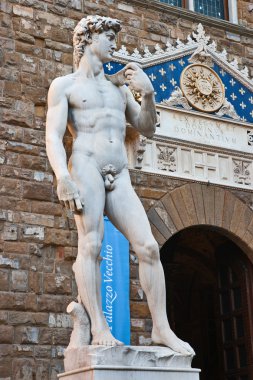 palazzo vecchio girişinde yanında David heykeli