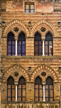 San gimignano windows, Toskana, İtalya