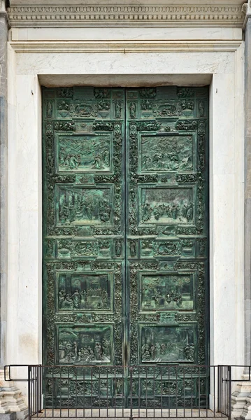 De Pisaanse kathedraal portal, pisa, Toscane, Italië — Stockfoto