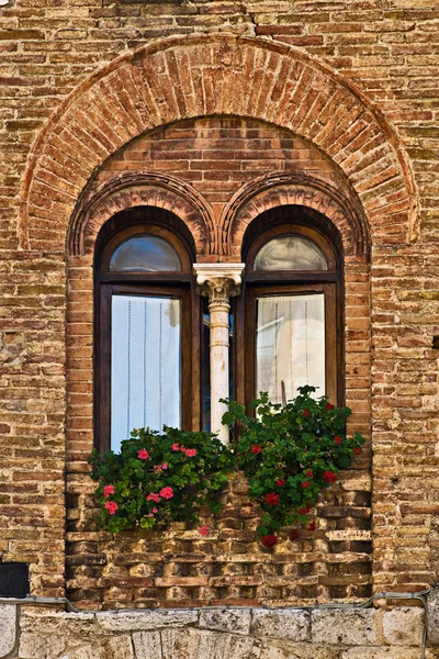 サン ・ ジミニャーノ windows、トスカーナ、イタリア — ストック写真