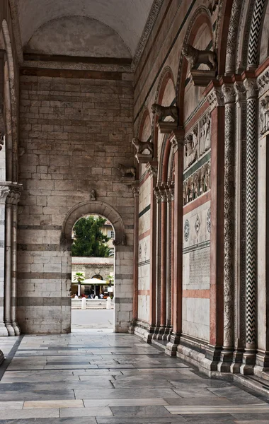 Portico van de kathedraal van lucca, Toscane, Italië — Stockfoto
