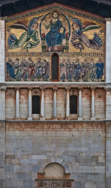 San frediano kyrkans fasad, lucca, Toscana, Italien — Stockfoto