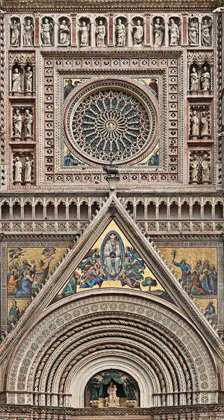 Rose window and facade decoration of Orvieto cathedral — Stock Photo, Image