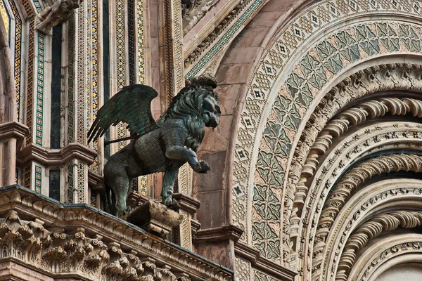 Details der Fassade der Kathedrale von Orvieto — Stockfoto