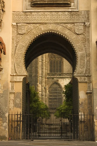 Старая дверь Альмохада. Севилья — стоковое фото