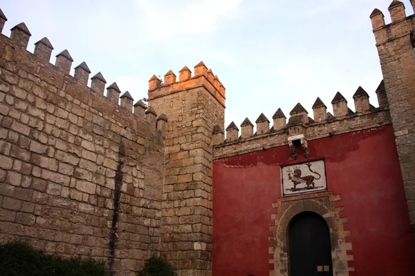 Lví brána. vstup skutečné alcazar, Sevilla, Španělsko. — Stock fotografie