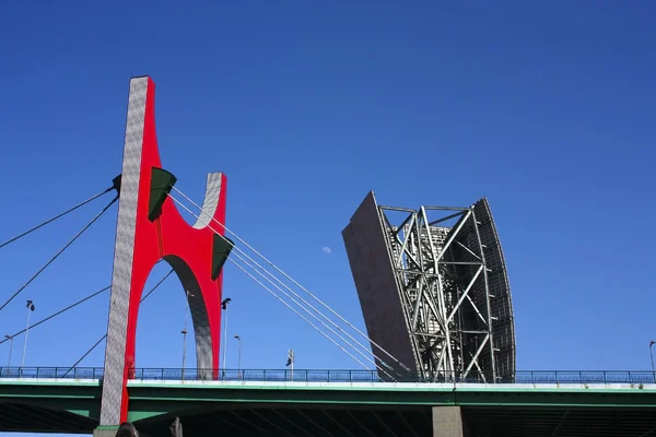 ミュージアム タワーと la salve 橋、ビルバオ グッゲンハイム. — ストック写真