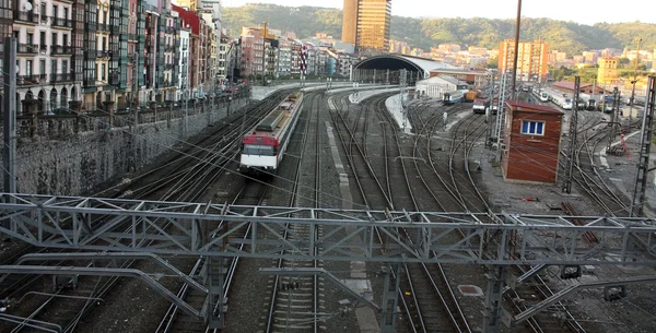 Tåg. järnvägsspåren och kontaktledningen — Stockfoto