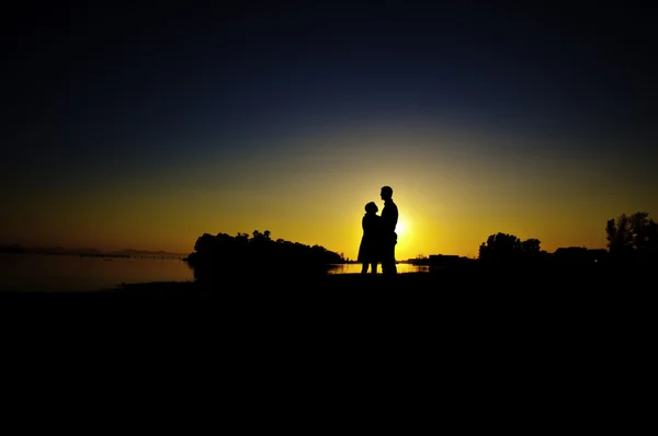 Ζευγάρι στο ηλιοβασίλεμα από την ακτή — Φωτογραφία Αρχείου
