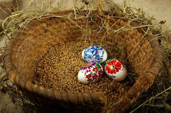 Фарбовані яйця — стокове фото