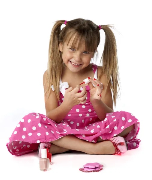 可爱女性童 aplying 指甲油 — 图库照片
