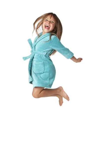 Маленькая девочка прыгает ради радости — стоковое фото