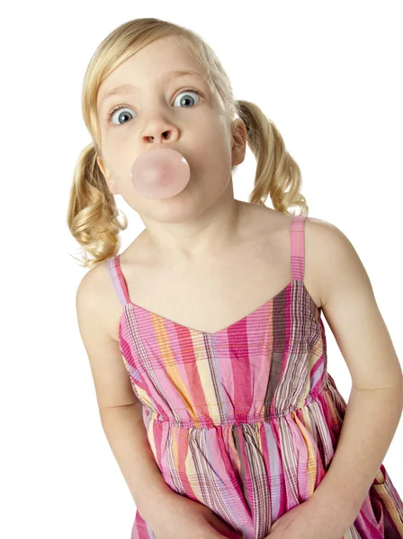 Chica joven soplando burbuja con goma de mascar — Foto de Stock