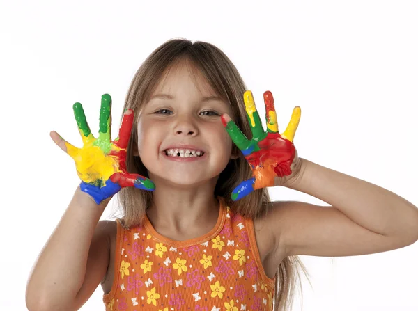 Menina bonito com as mãos de pintura de dedo — Fotografia de Stock
