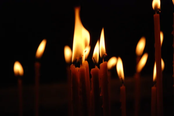 Brandende Kaarsen Zwarte Achtergrond — Stockfoto
