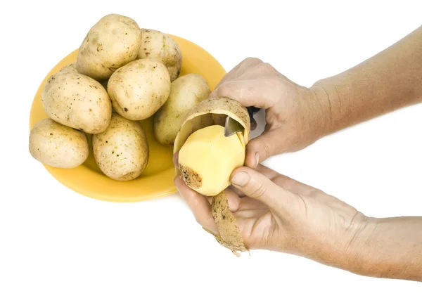 De landbouwer Pelt ruwe aardappelen — Stockfoto