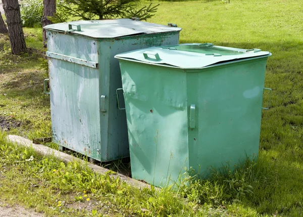 Старый зеленый мусорный бак — стоковое фото