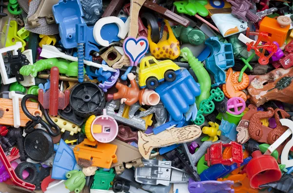 Gamla bortglömda trasiga leksaker — Stockfoto