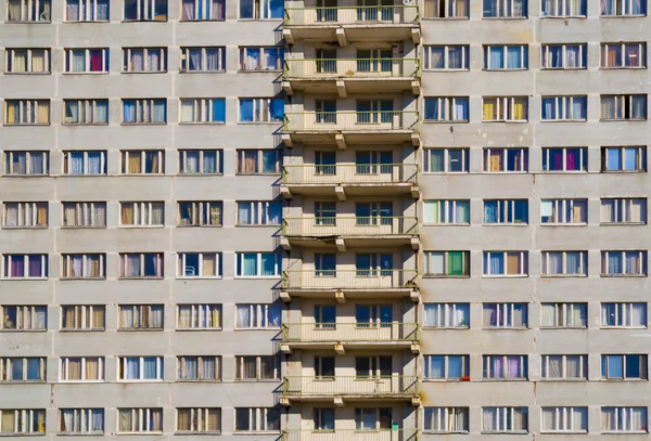 Väggen i en lägenhet hus, många fönster — Stockfoto