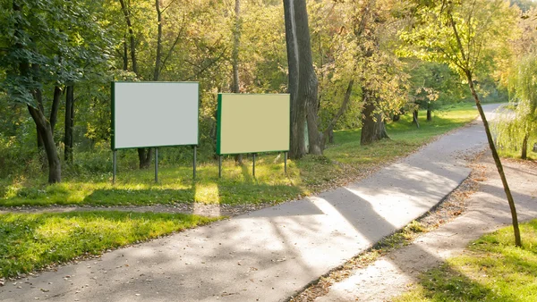 Painéis de avisos claros na floresta de outono — Fotografia de Stock