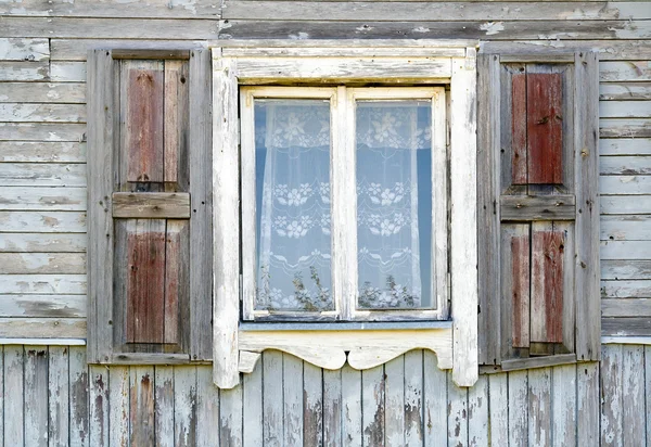 Vecchia sporca finestra bianca nella vecchia casa di legno — Foto Stock