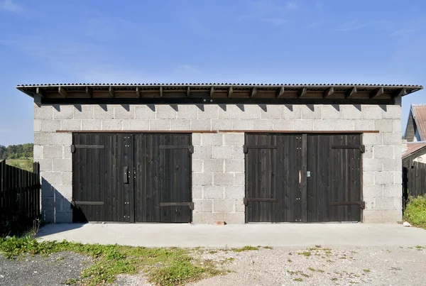 Сільський гараж з шлакових блоків — стокове фото