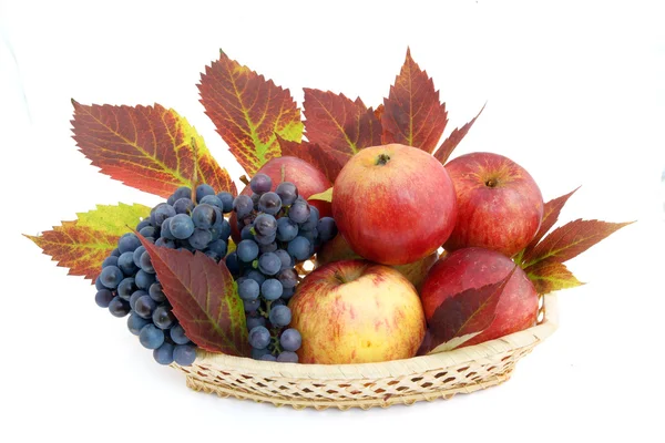 Cesto con mele e uva — Foto Stock