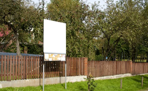 Чистый рекламный щит возле яблоневого сада . — стоковое фото