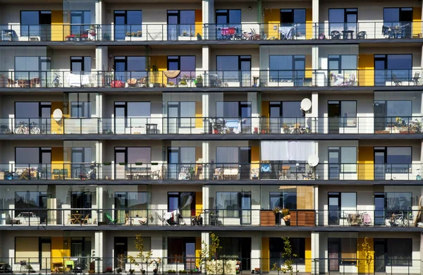 Fenêtres d'un immeuble d'appartements multipièces — Photo
