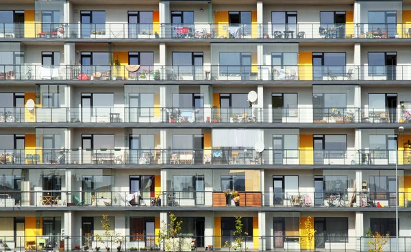 Fenêtres et balcons d'un immeuble d'appartements multipièces — Photo