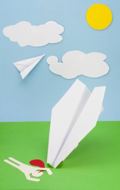 Çocuk bir kağıttan pütürlü yüzeyi kolaj. Pilot bir kağıt yeşil çimenlerin üzerinde yatıyor. Uçak kavramı batığının