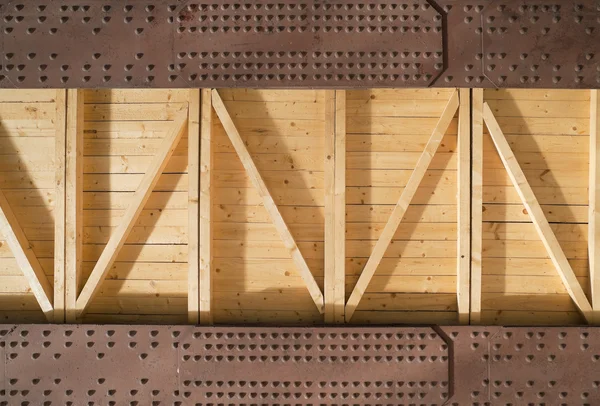 Metalen balken en houten planken — Stockfoto