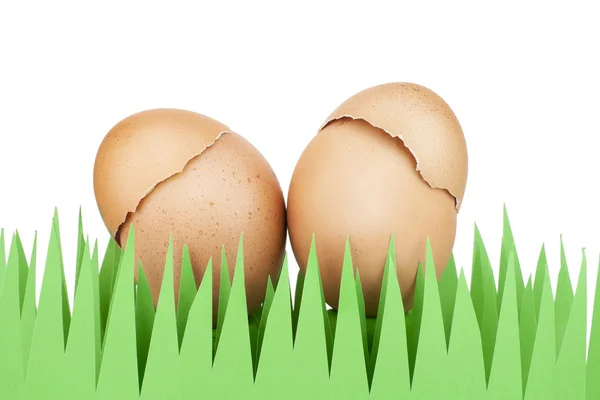 Piros Húsvét tojást egy papír fű — Stock Fotó