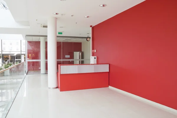 Большая красная стена в современном офисе — стоковое фото