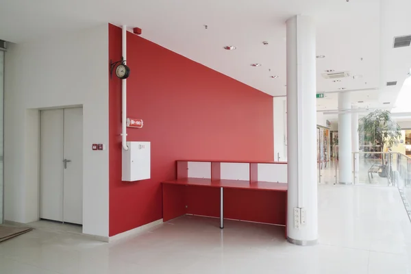 Vörös fal modern irodában — Stock Fotó