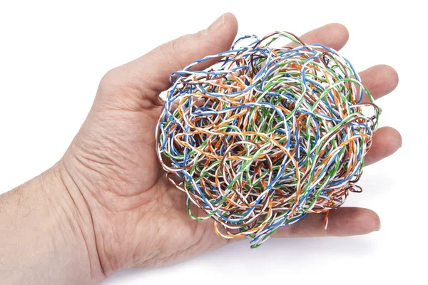 Hand houdt bal van een internet kabel — Stockfoto