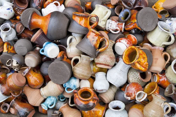 Pequenos jarros de cerâmica e copos macro — Fotografia de Stock