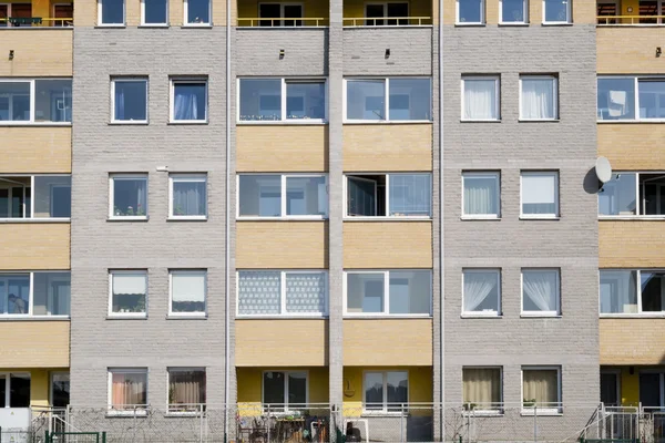 Ventanas de una casa de apartamentos multihabitación — Foto de Stock