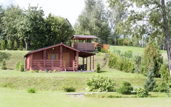 Zielony trawnik i jaźń-wykonane mały dom — Zdjęcie stockowe
