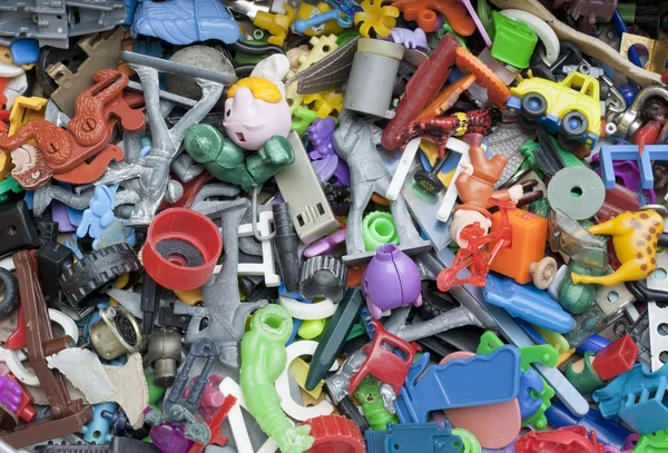 Gamla bortglömda trasiga leksaker — Stockfoto