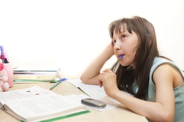 Menina faz lição de casa — Fotografia de Stock