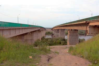 Oka Nehri üzerinde Sandy yolun iki arasında köprüler