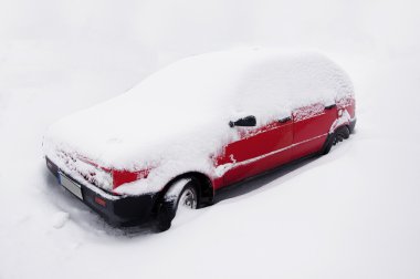 kırmızı araba kar ile kaplı bir görüntü