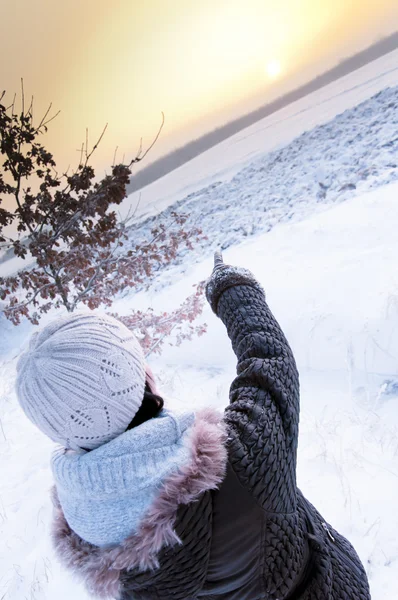 Menina desfrutando caminhada de inverno — Fotografia de Stock