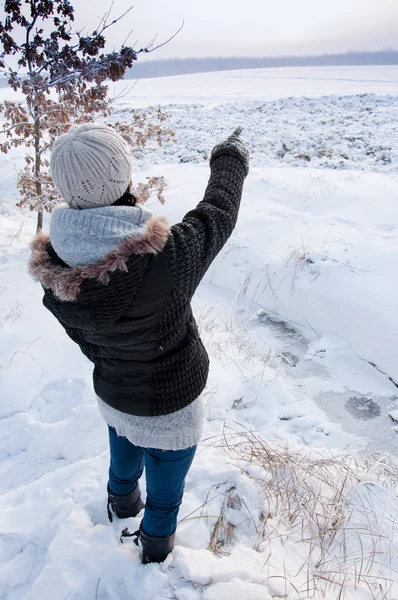 Dívka líbí zimní procházka — Stock fotografie