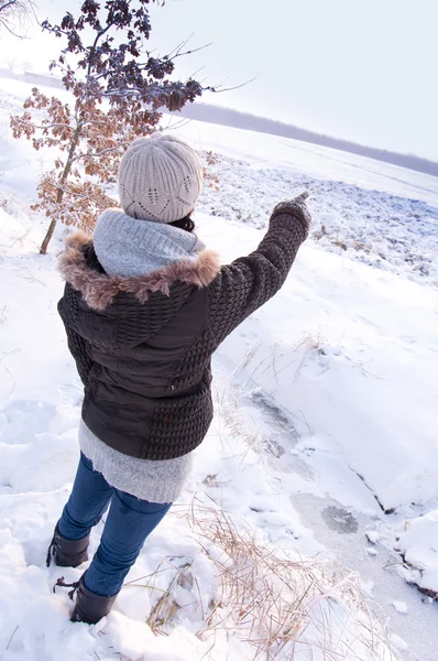 女孩享受冬天的图像走 — 图库照片