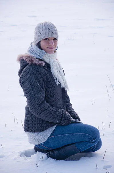女孩享受冬季步行 — 图库照片